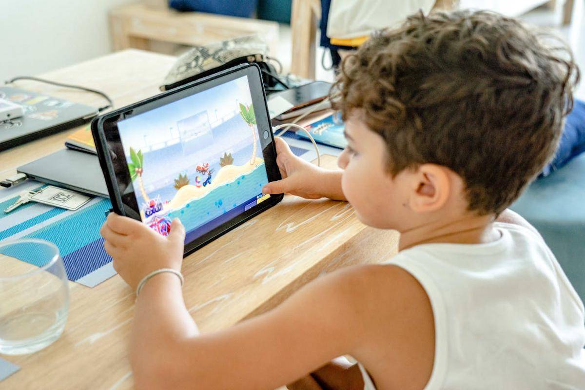 Anak bermain tablet